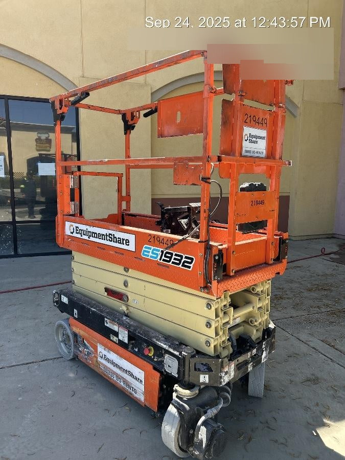 2022 JLG ES1932