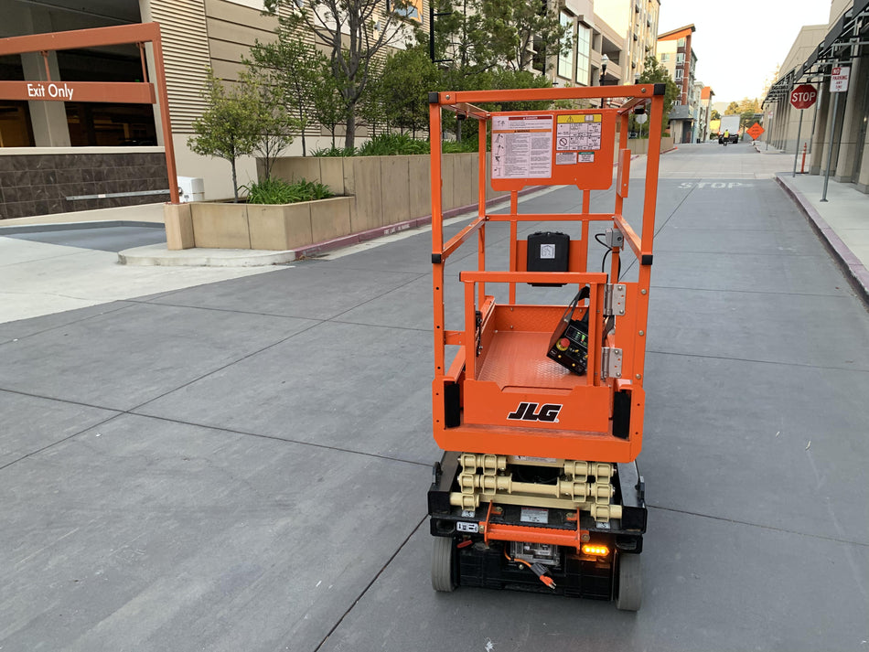 2022 JLG ES1330L