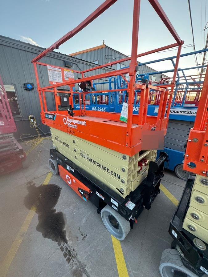 2025 JLG ES3246