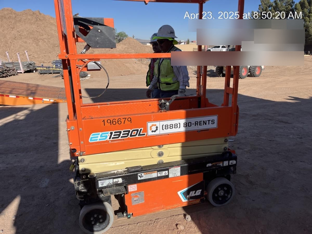 2021 JLG ES1330L
