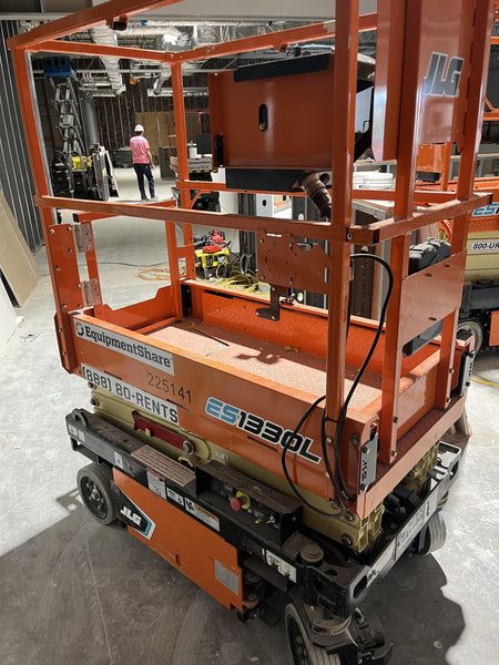 2022 JLG ES1330L