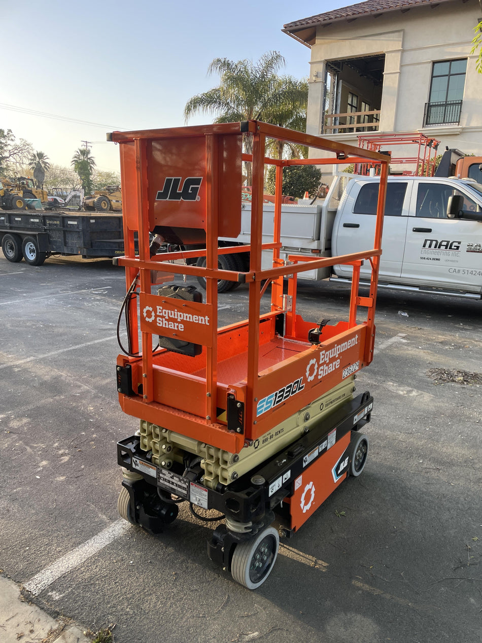 2022 JLG ES1330L