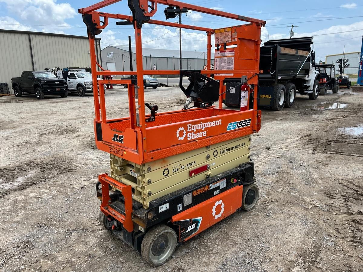 2022 JLG ES1932