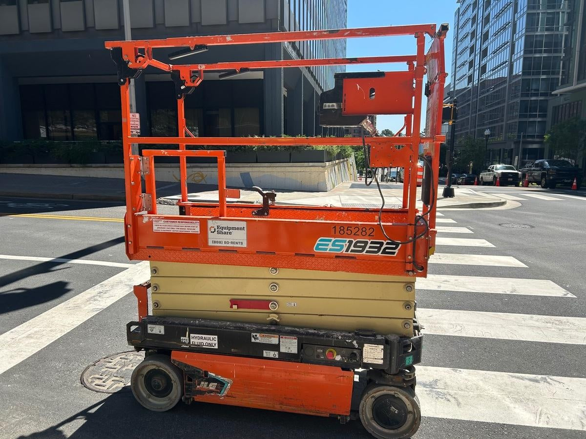 2021 JLG ES1932