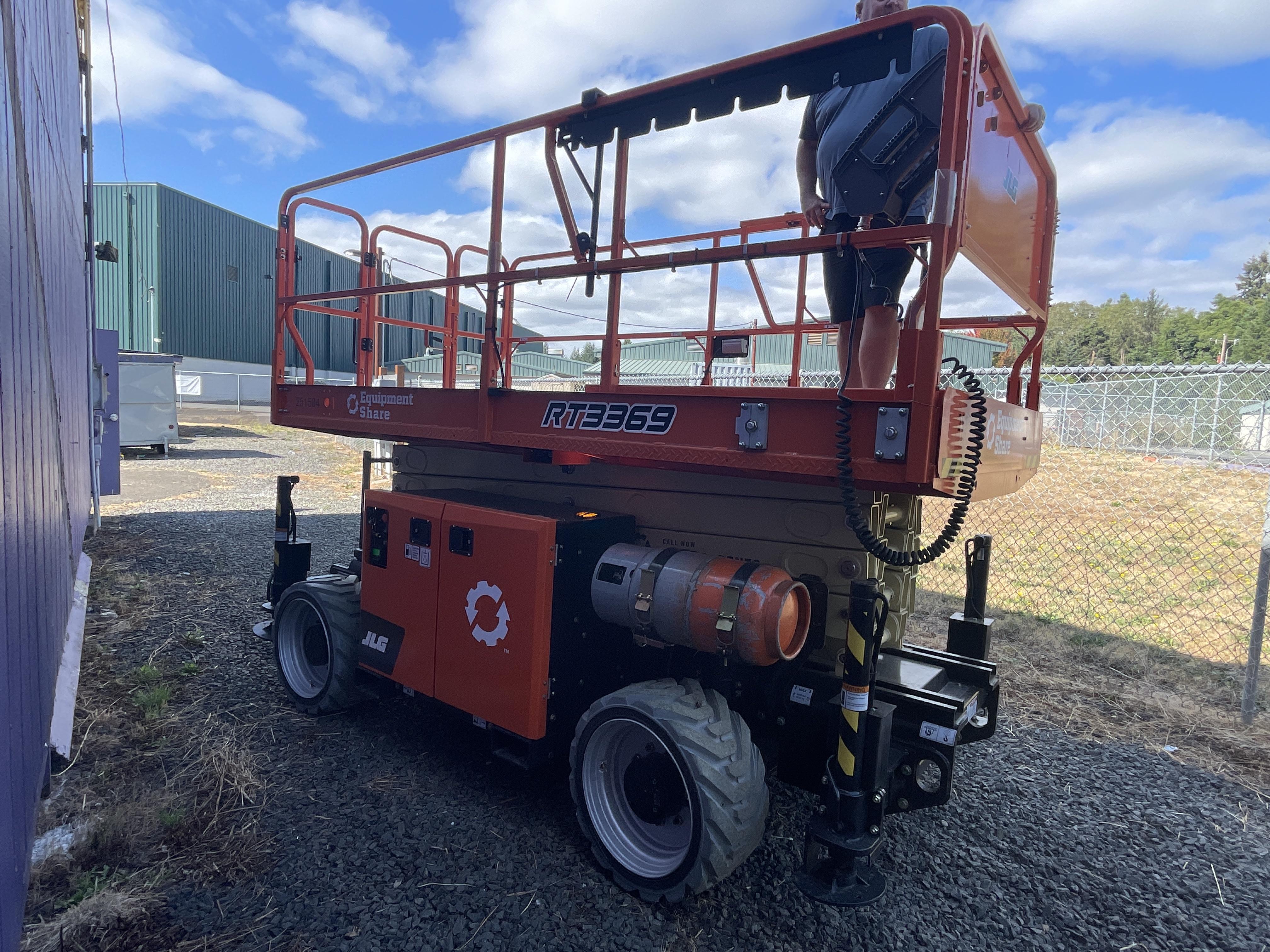 2022 JLG RT3369