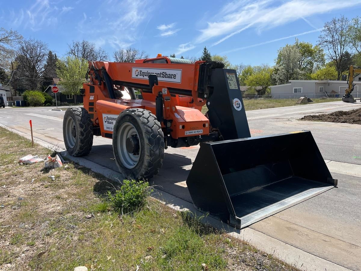 2024 JLG 1001100823
