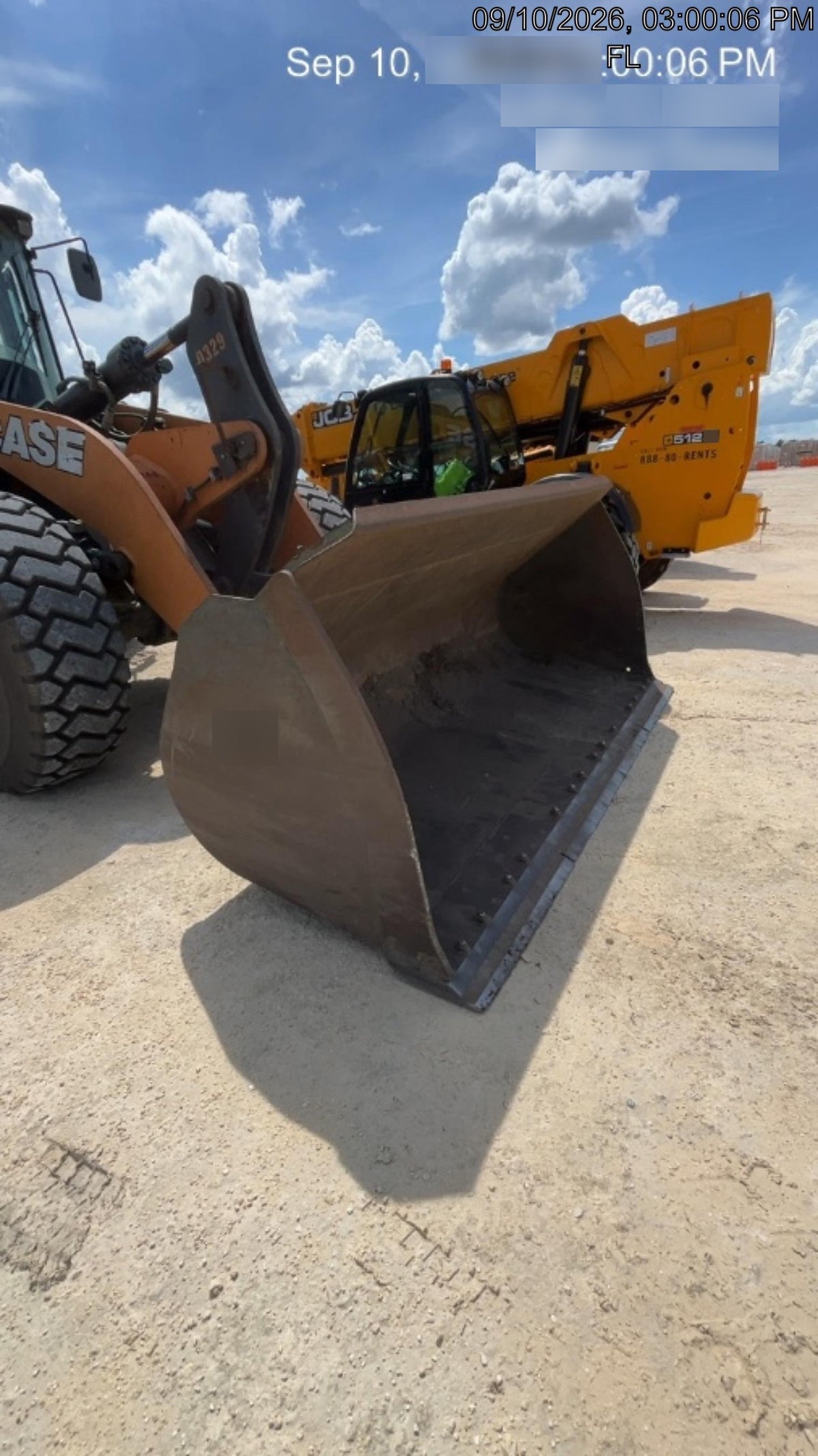 2017 Case 821G CLOSED CAB, JRB 418 STYLE HYD COUPLER