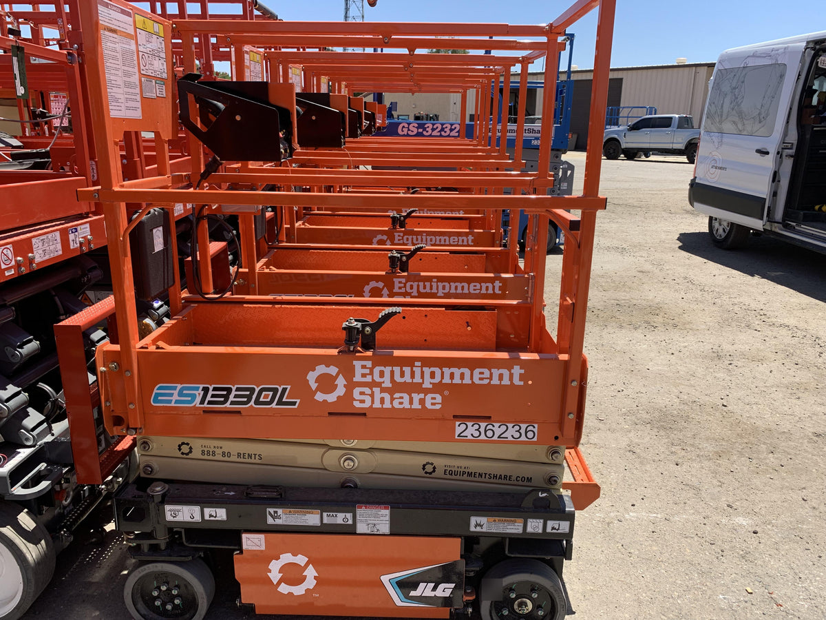 2022 JLG ES1330L