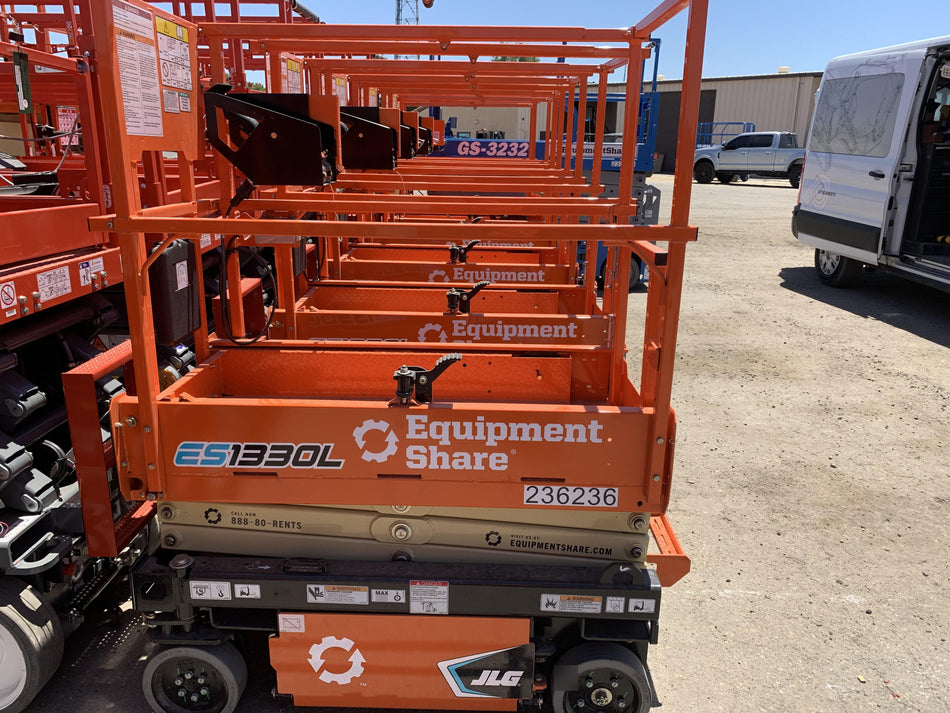 2022 JLG ES1330L