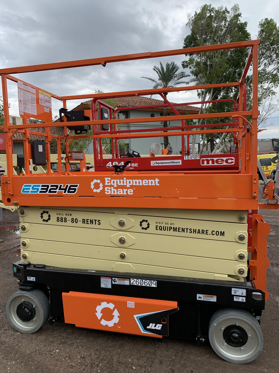 2022 JLG ES3246