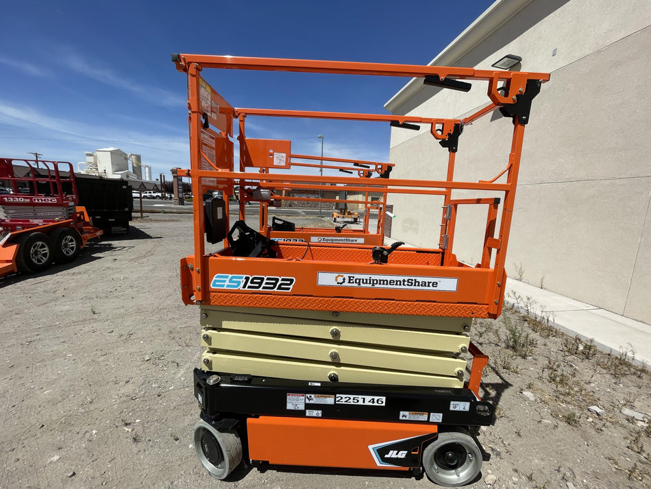 2022 JLG ES1932