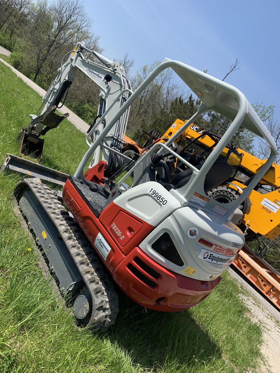 2022 TAKEUCHI TB235-2R