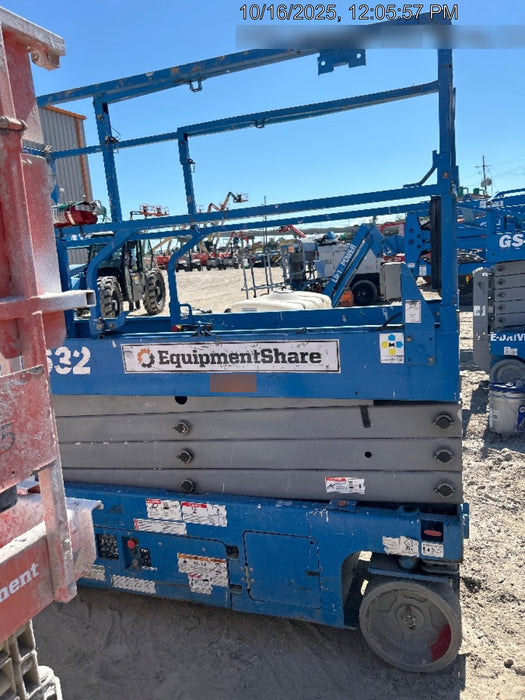 2019 Genie GS-2632 Folding rails with half height swing gate