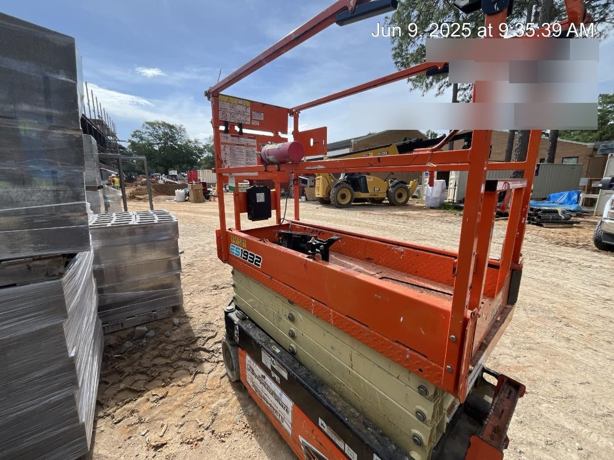 2021 JLG ES1932