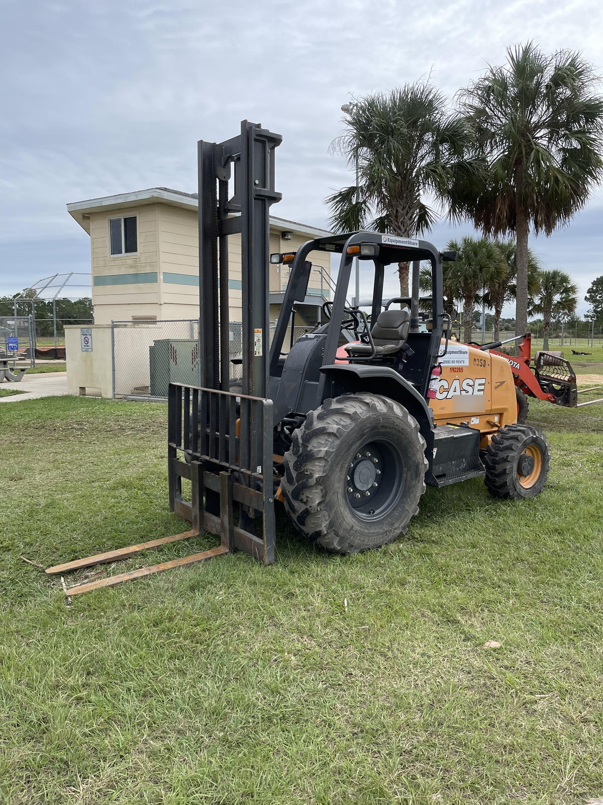 2018 CASE 586H