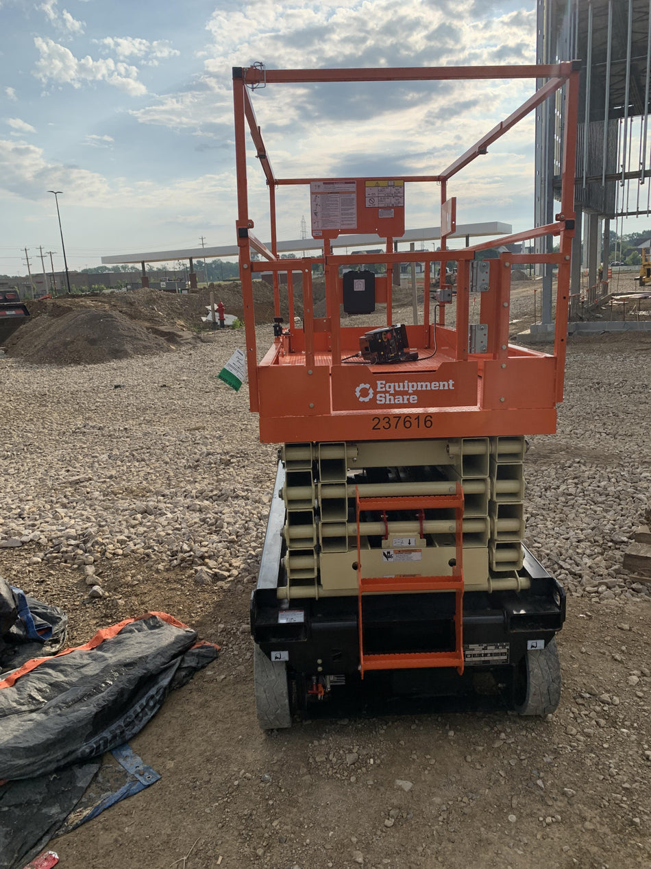 2022 JLG ES3246