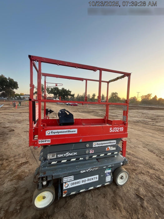 2020 Skyjack SJIII-3219 Solid NM Tires, Half height spring hinged entry gate, Dual Beacons, 800W Inverter