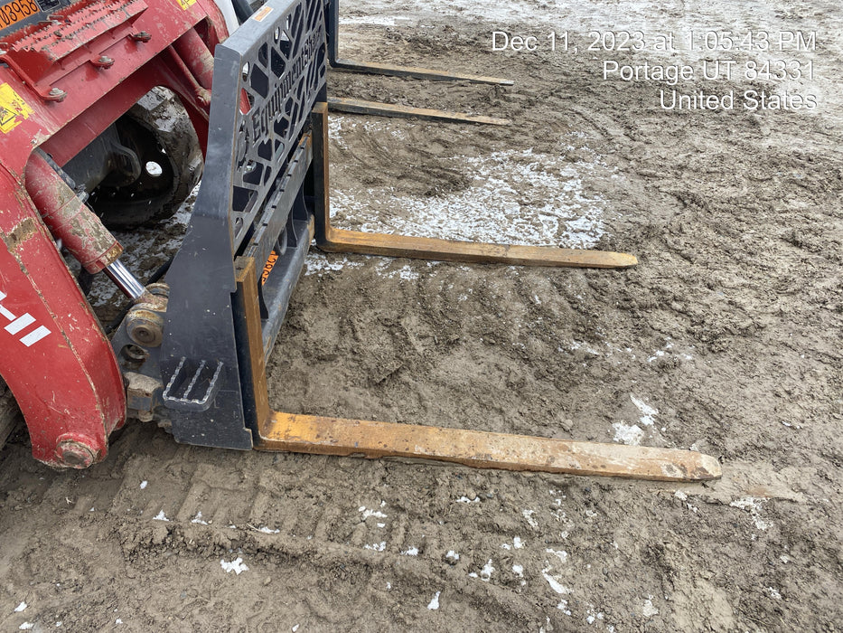 2021 TAKEUCHI 48" Pallet Forks - Takeuchi