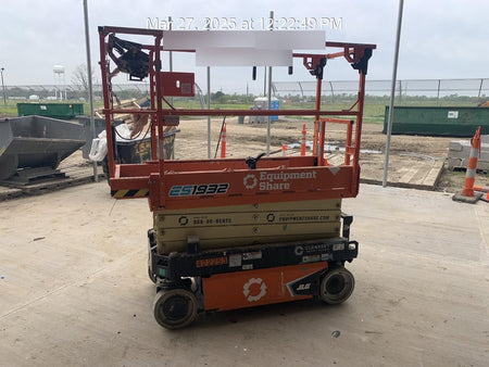 2024 JLG ES1932