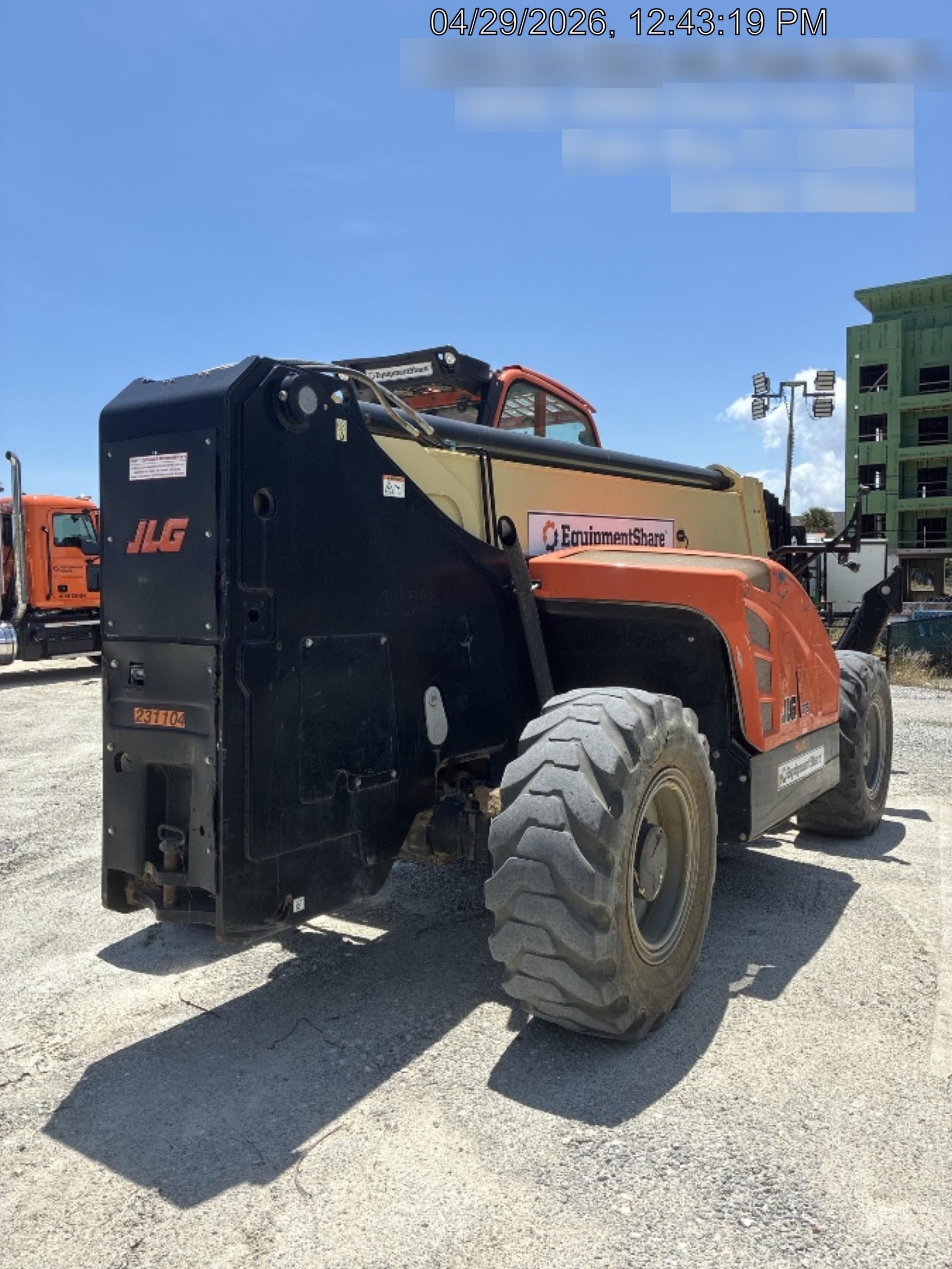 2022 JLG 1075