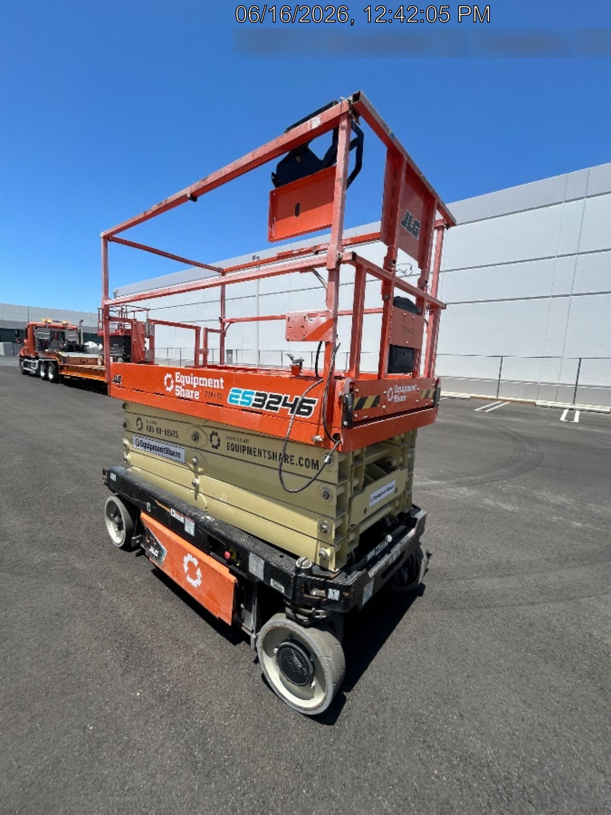 2022 JLG ES3246