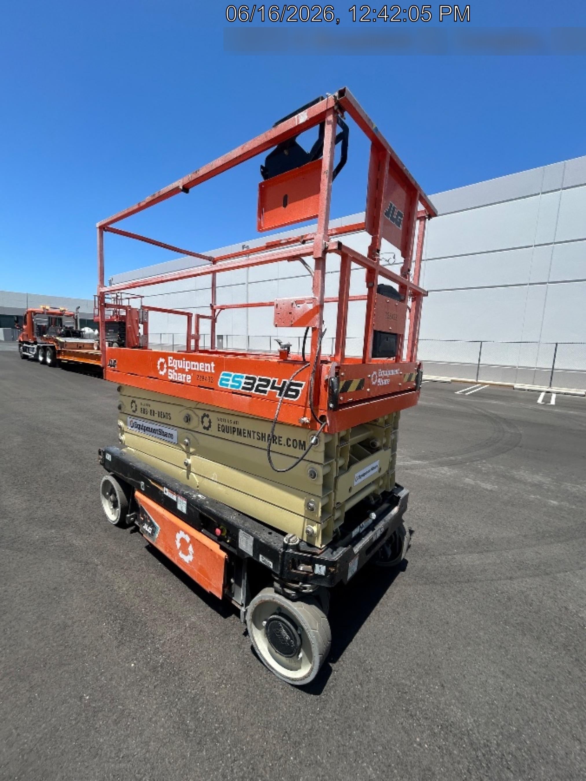 2022 JLG ES3246
