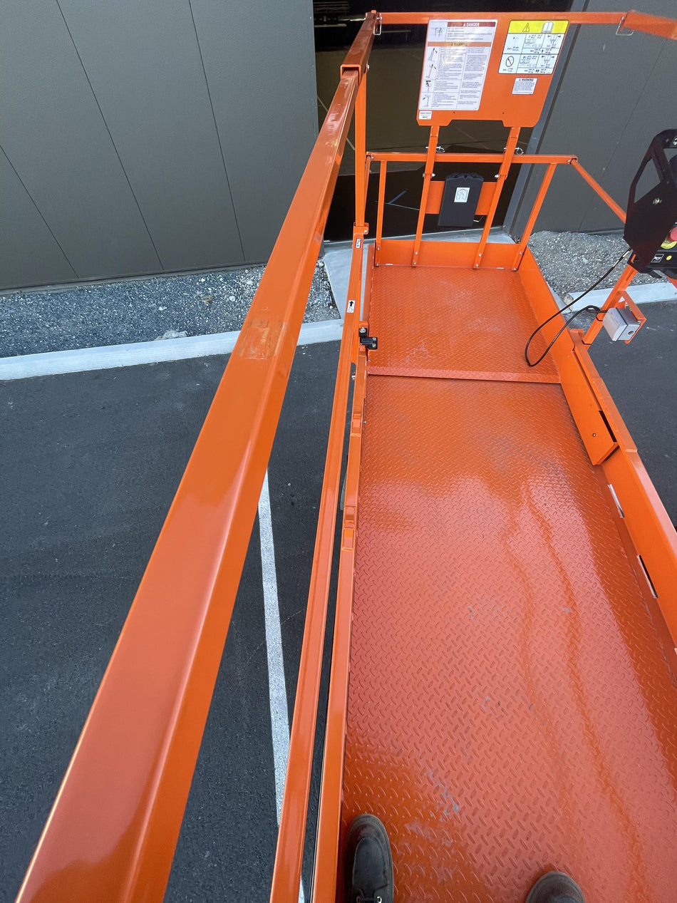 2022 JLG ES3246
