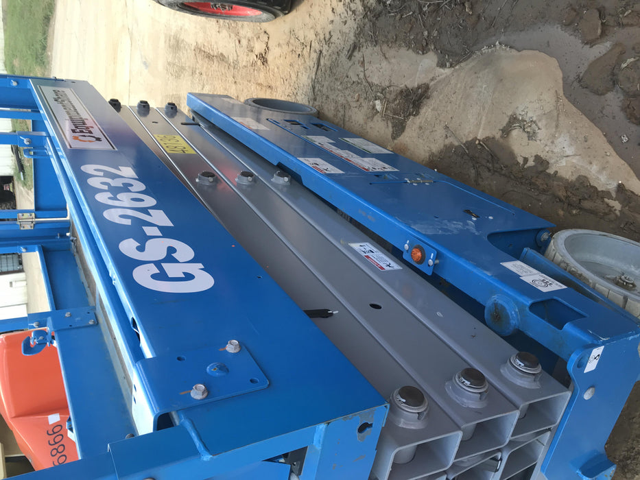 2019 Genie GS-2632 Folding rails with half height swing gate