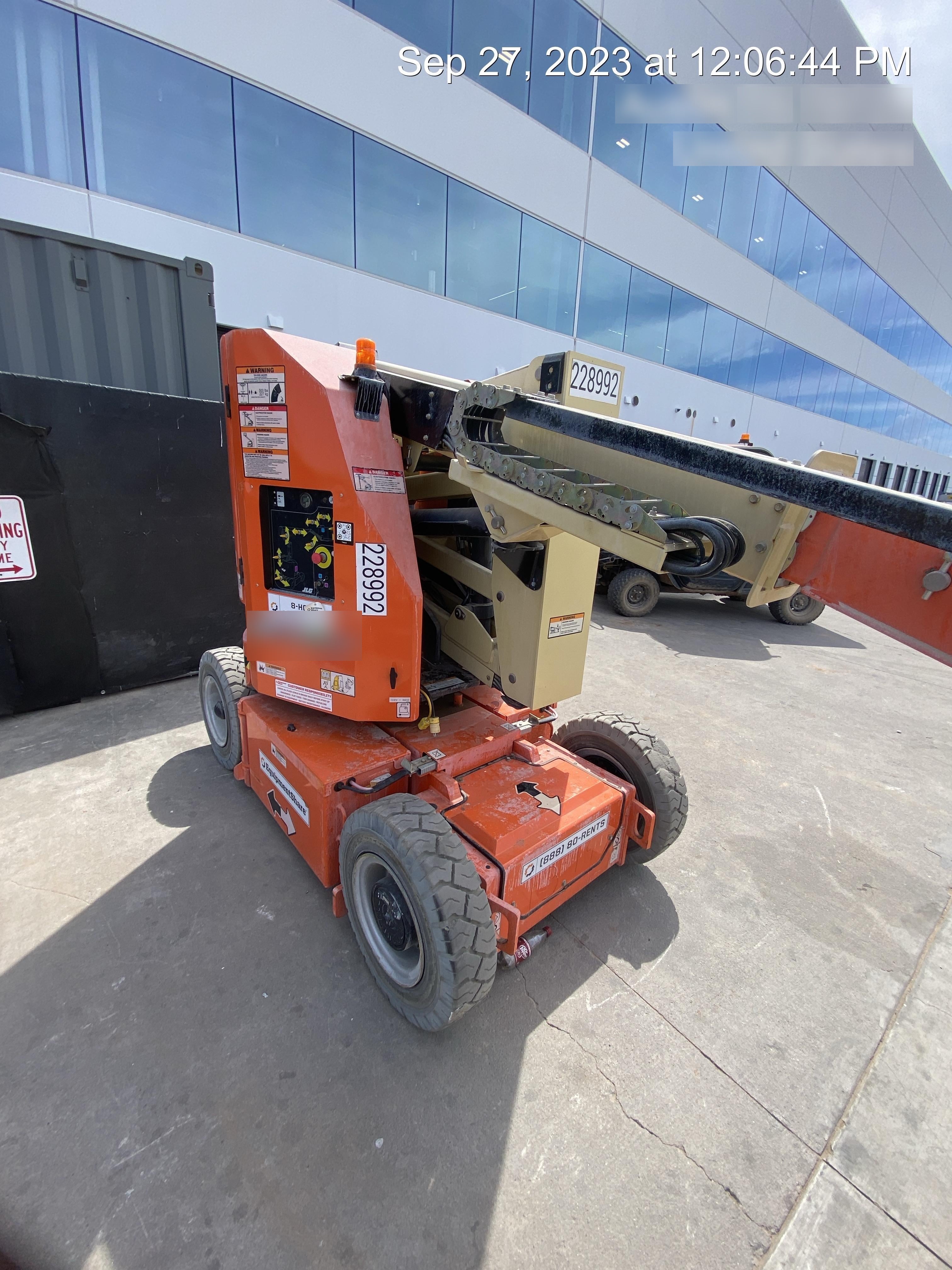 2022 JLG E300AJP