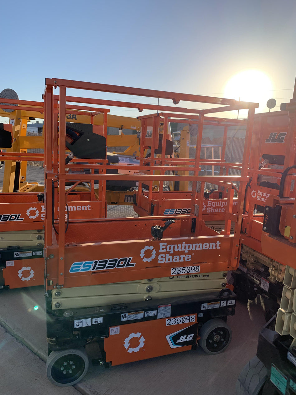 2022 JLG ES1330L