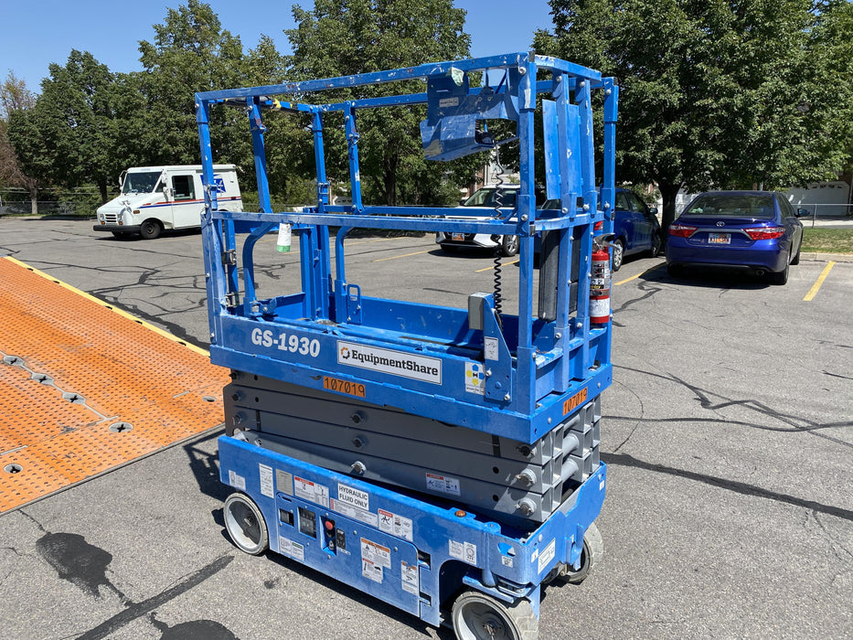 2020 Genie GS-1930 Solid Non Marking Tires, Beacon, Folding rails with half height swing gate, 800W Inverter