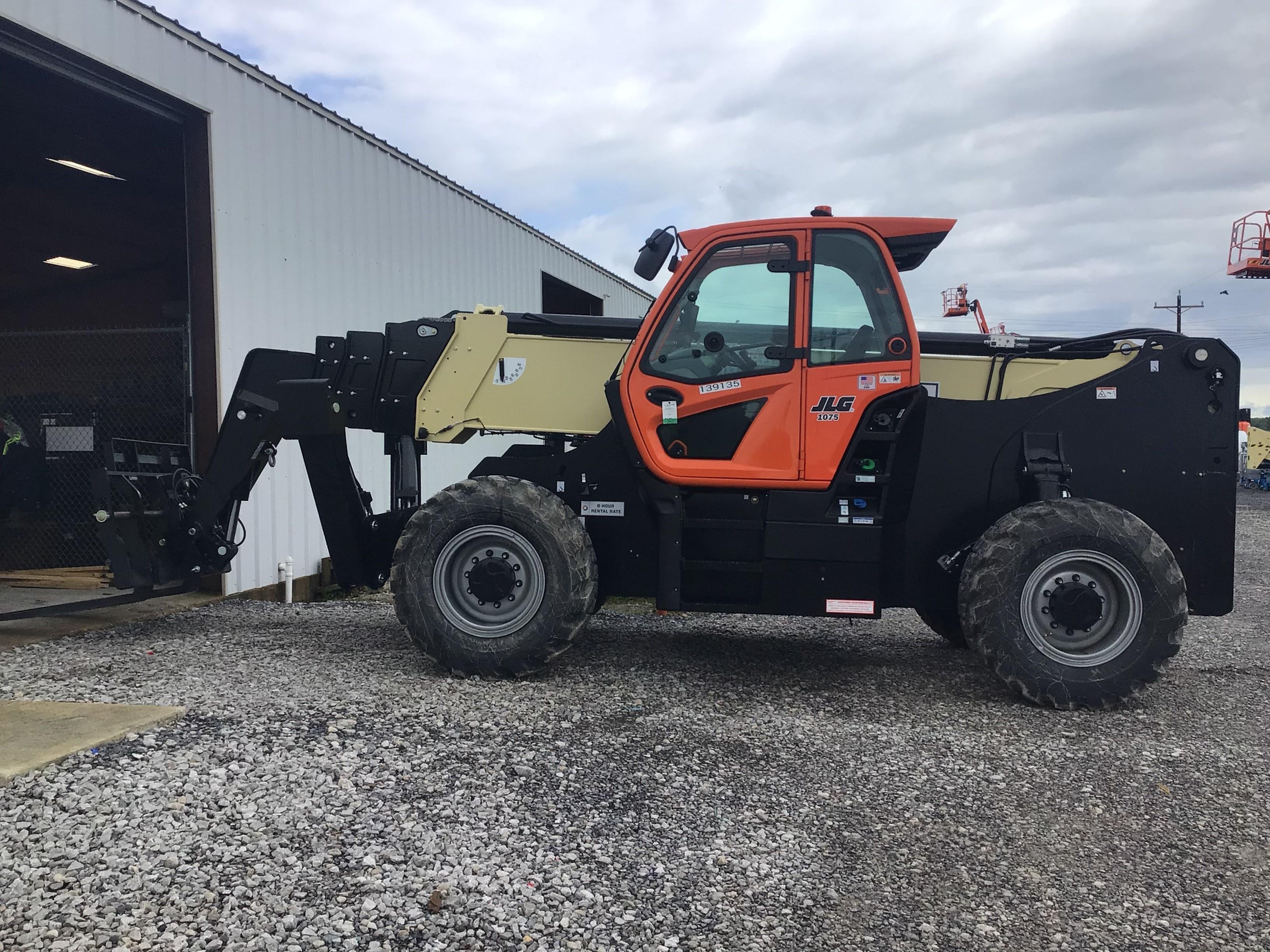 2021 JLG 1075