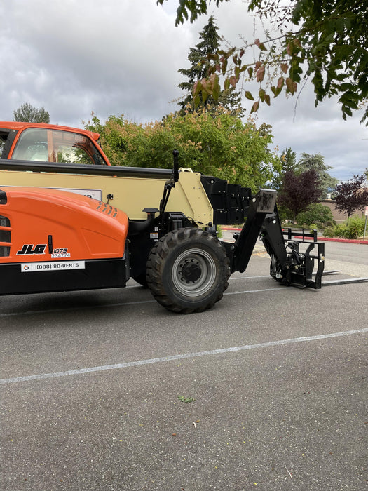 2022 JLG 1075