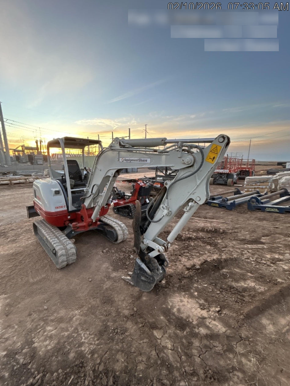 2022 TAKEUCHI TB235-2R