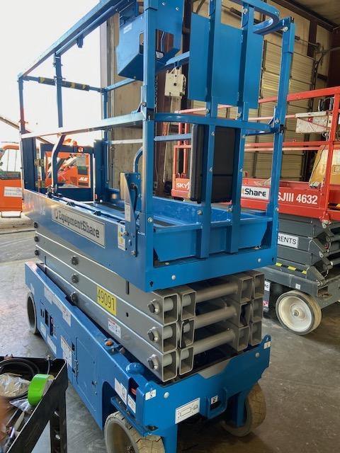 2019 Genie GS-2632 Folding rails with half height swing gate