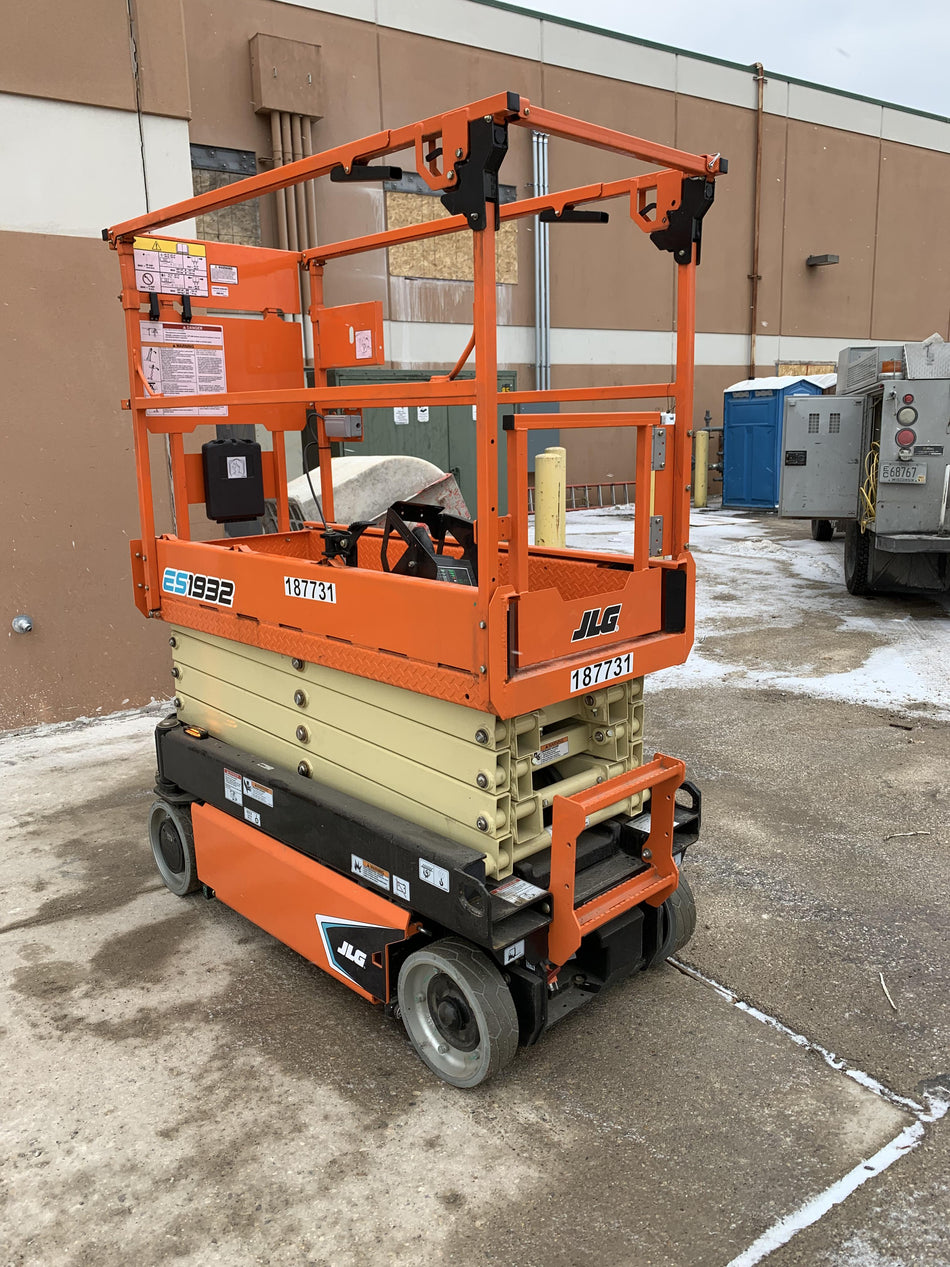 2021 JLG ES1932
