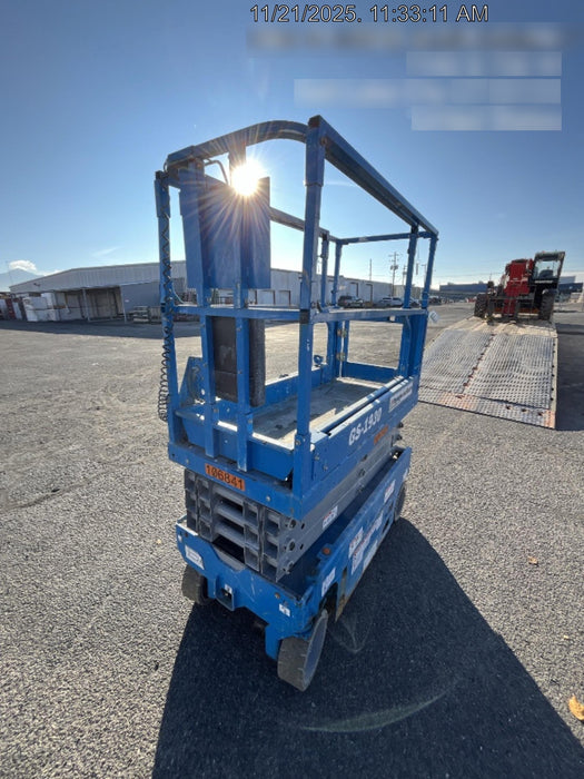 2020 Genie GS-1930 Solid Non Marking Tires, Beacon, Folding rails with half height swing gate, 800W Inverter