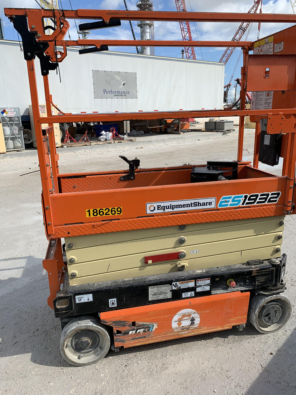 2021 JLG ES1932