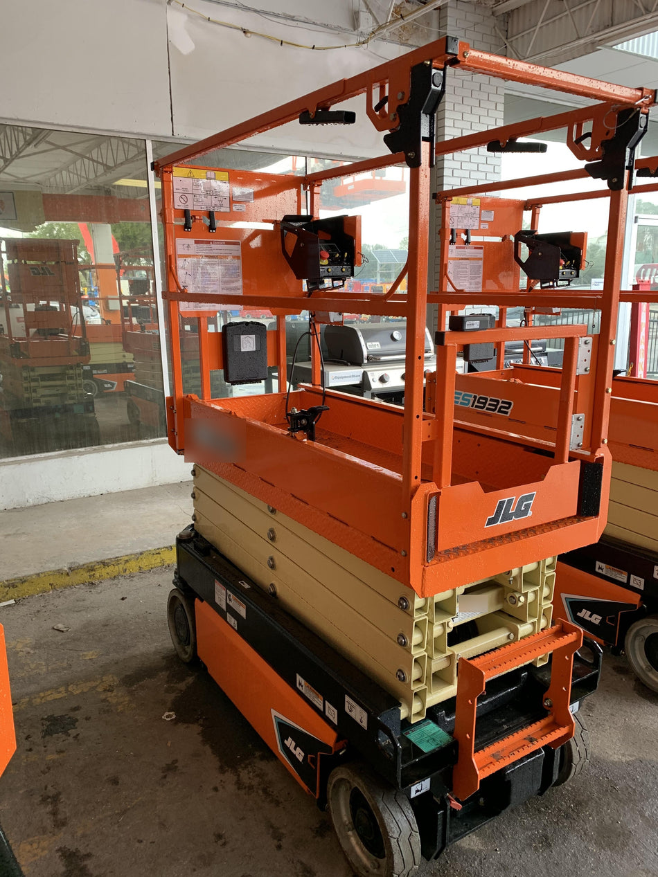 2021 JLG ES1932