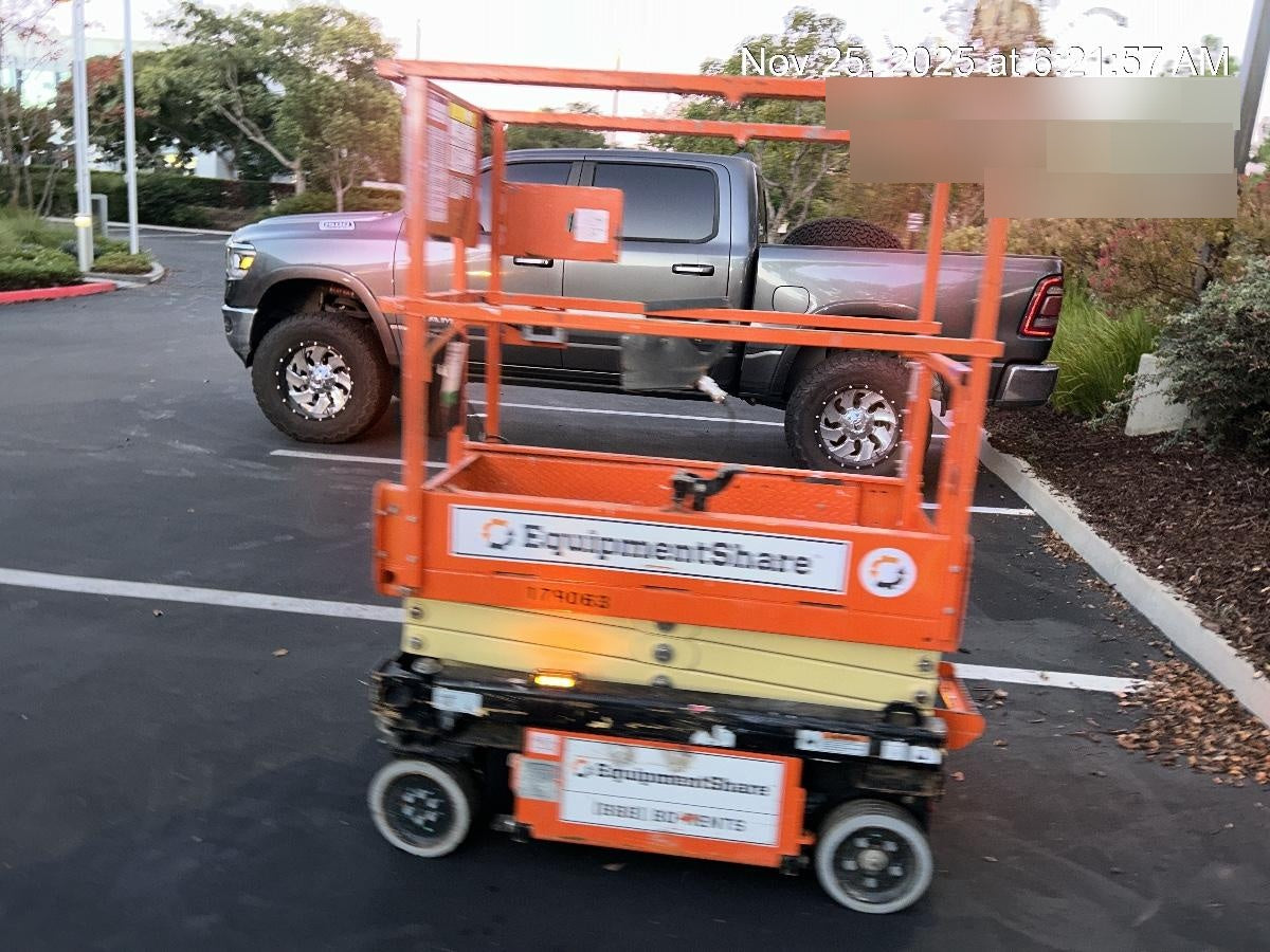 2021 JLG ES1330L