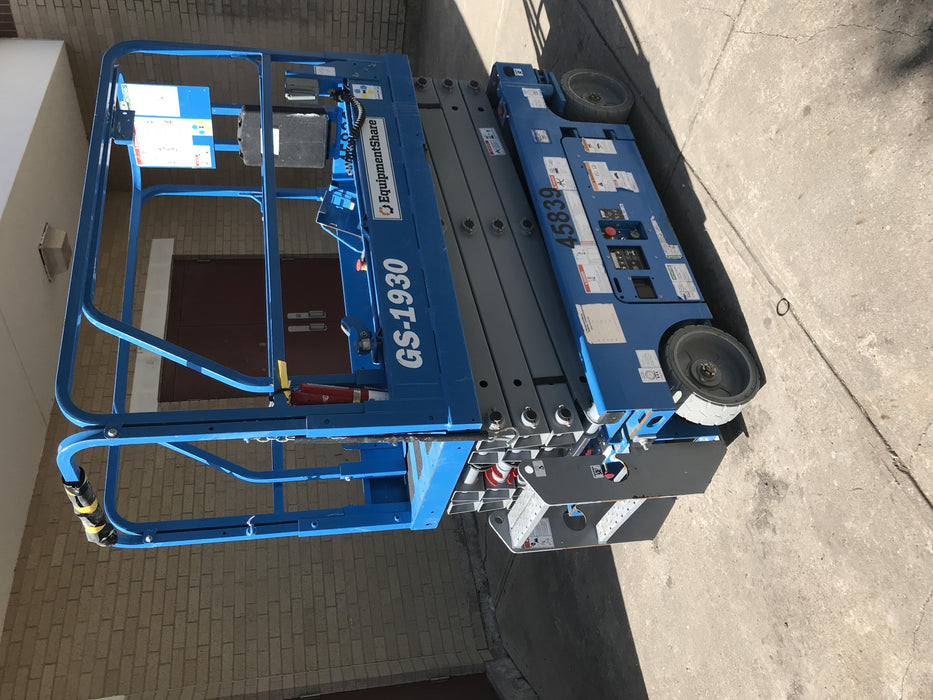 2019 Genie GS-1930 Fixed rails with chain Entry