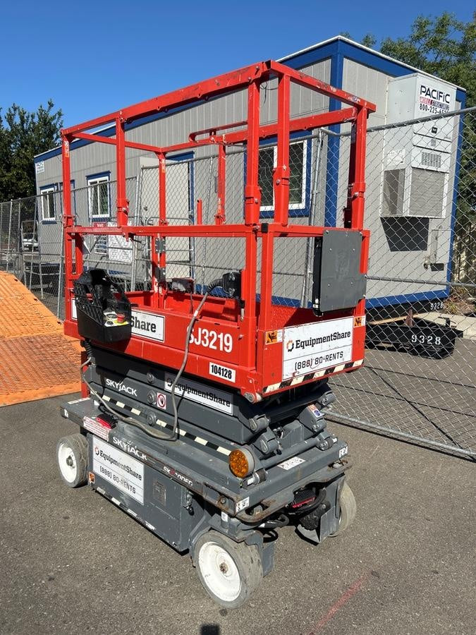 2020 Skyjack SJIII-3219 Solid NM Tires, Half height spring hinged entry gate, Dual Beacons, 800W Inverter