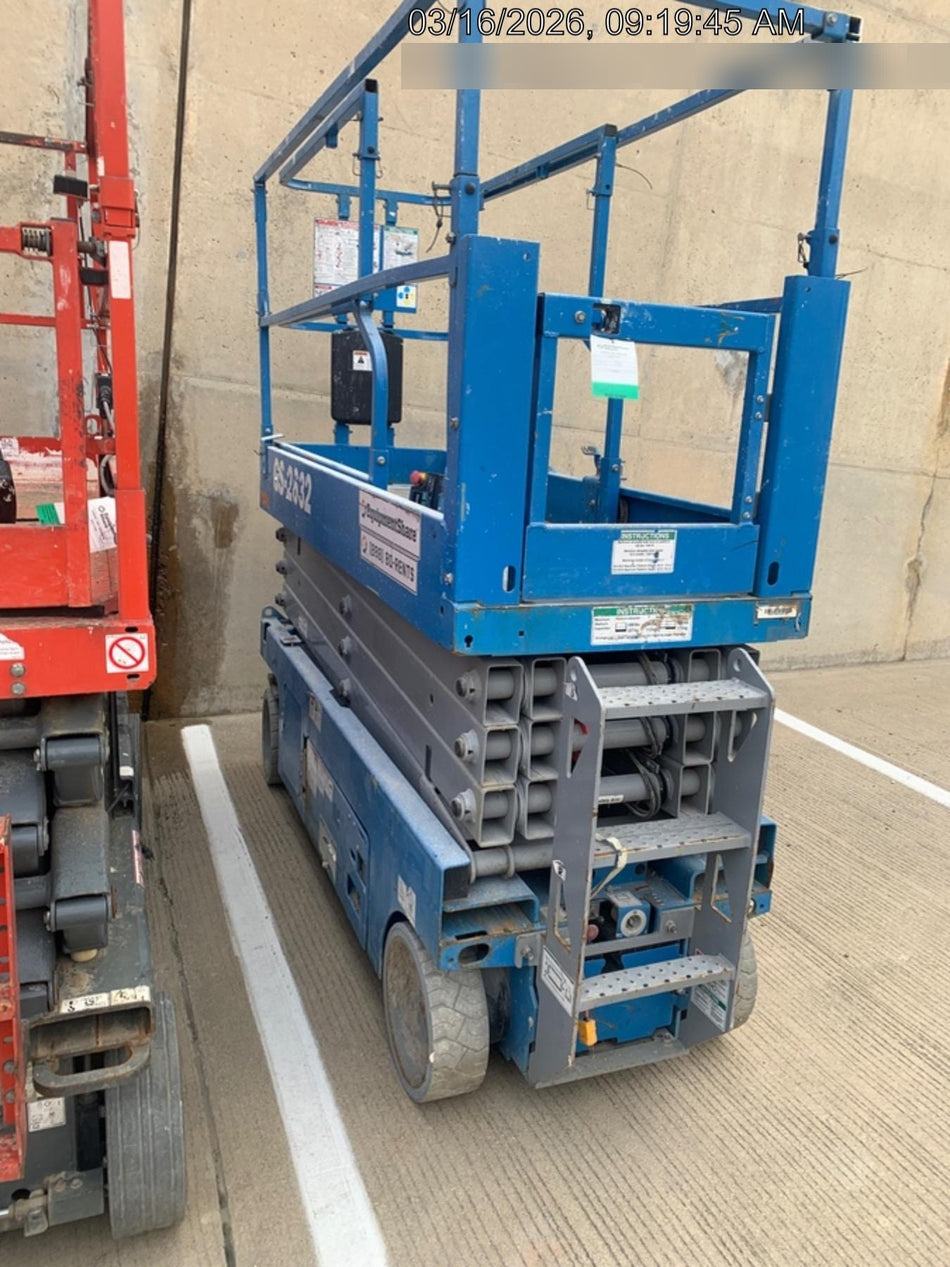 2019 Genie GS-2632 Folding rails with half height swing gate