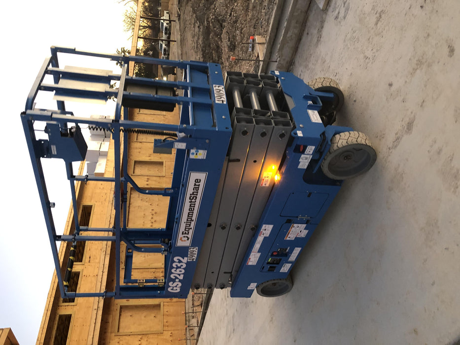 2019 Genie GS-2632 Folding rails with half height swing gate