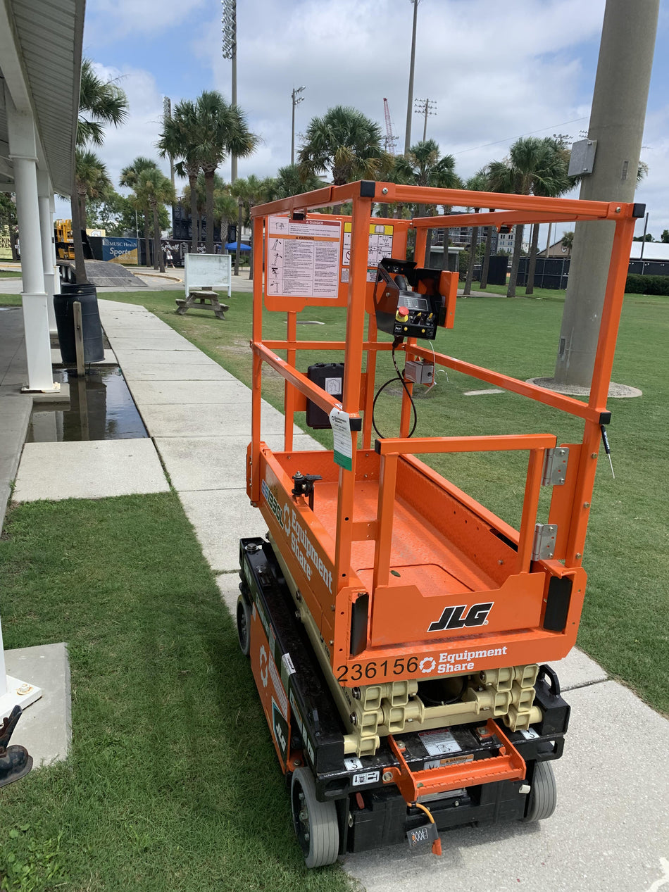 2022 JLG ES1330L
