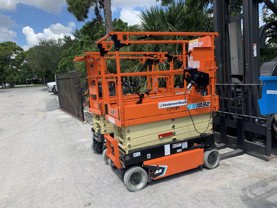 2022 JLG ES1932