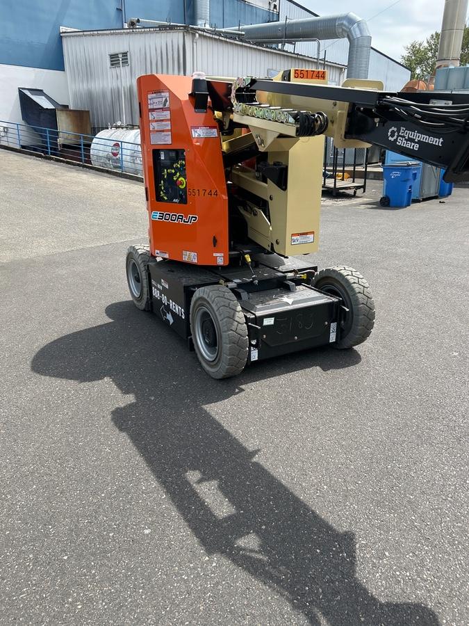2025 JLG E300AJP