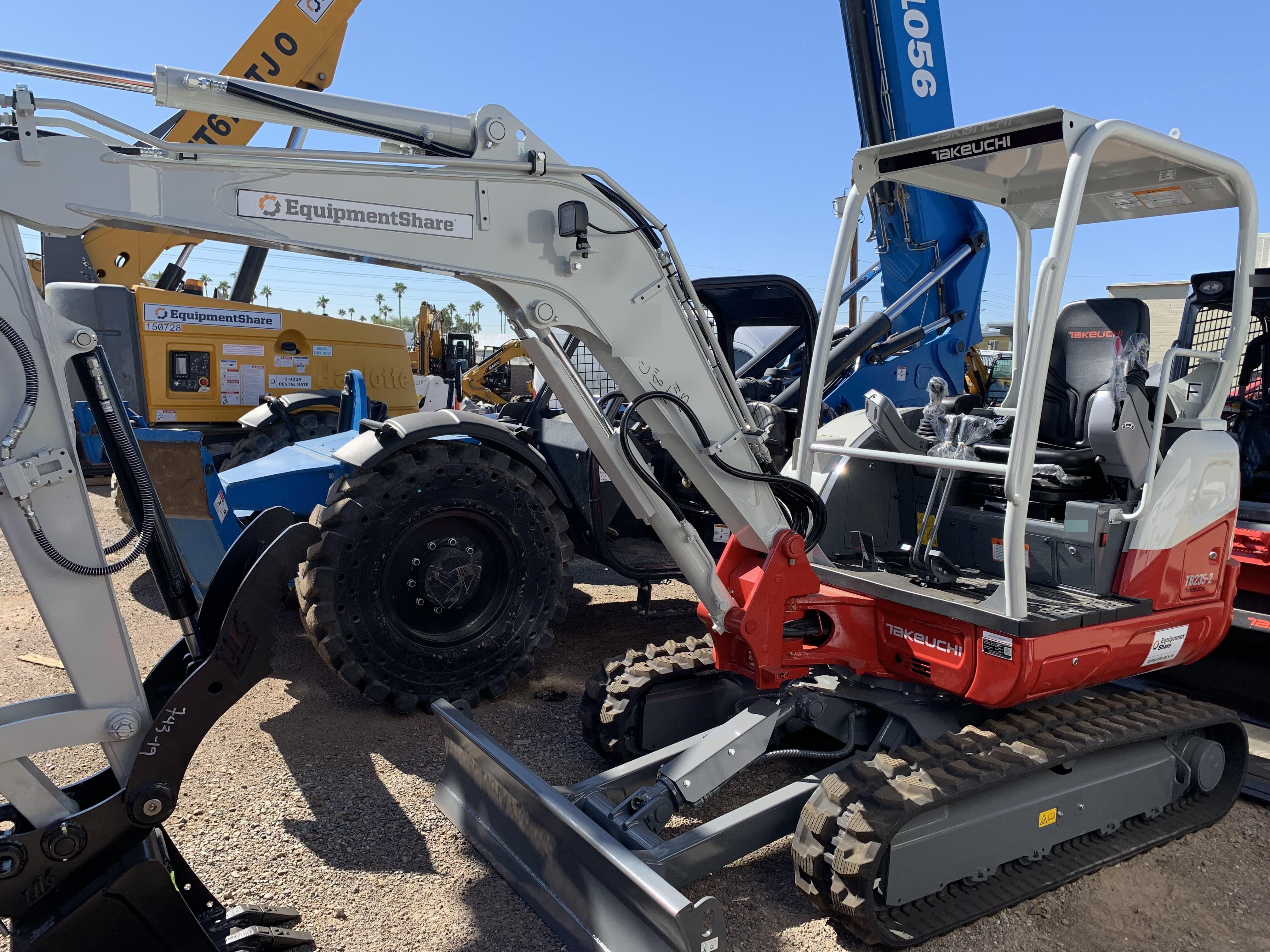 2022 TAKEUCHI TB235-2R