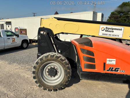2017 JLG 742