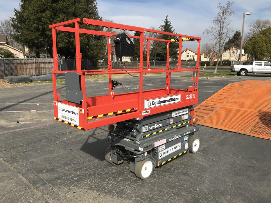 2020 Skyjack SJIII-3219 Solid NM Tires, Half height spring hinged entry gate, Dual Beacons, 800W Inverter